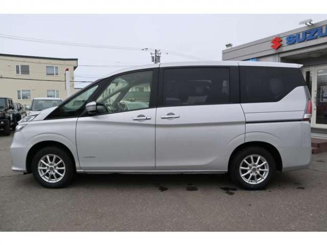 セレナ2.0 B 4WD　社外ナビ　バックカメラ　バックブザー　ETC　前側ドライブレコーダー　クルーズコントロール　オートライト　フォグランプ 2000