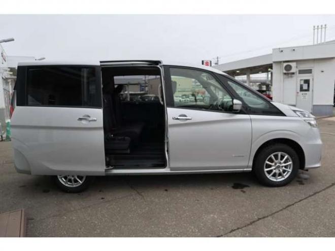 セレナ2.0 B 4WD　社外ナビ　バックカメラ　バックブザー　ETC　前側ドライブレコーダー　クルーズコントロール　オートライト　フォグランプ 2000