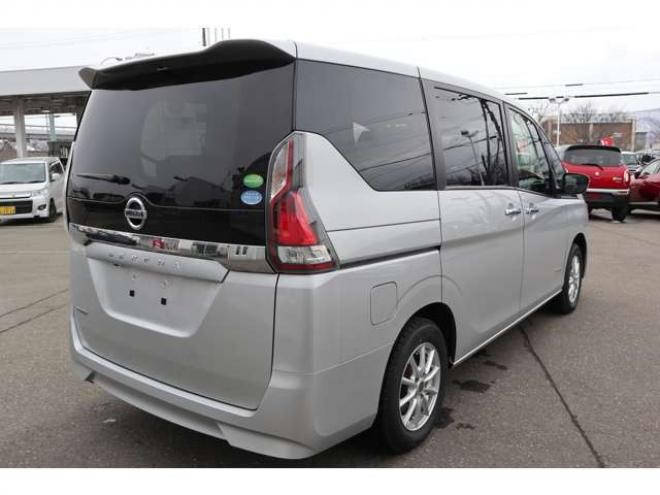 セレナ2.0 B 4WD　社外ナビ　バックカメラ　バックブザー　ETC　前側ドライブレコーダー　クルーズコントロール　オートライト　フォグランプ 2000