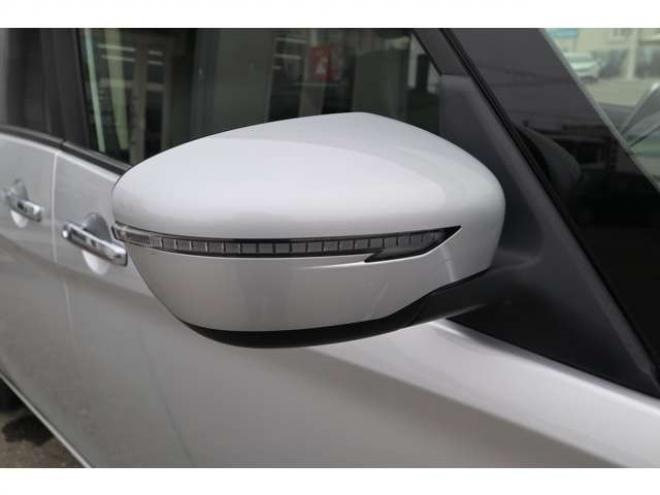 セレナ2.0 B 4WD　社外ナビ　バックカメラ　バックブザー　ETC　前側ドライブレコーダー　クルーズコントロール　オートライト　フォグランプ 2000