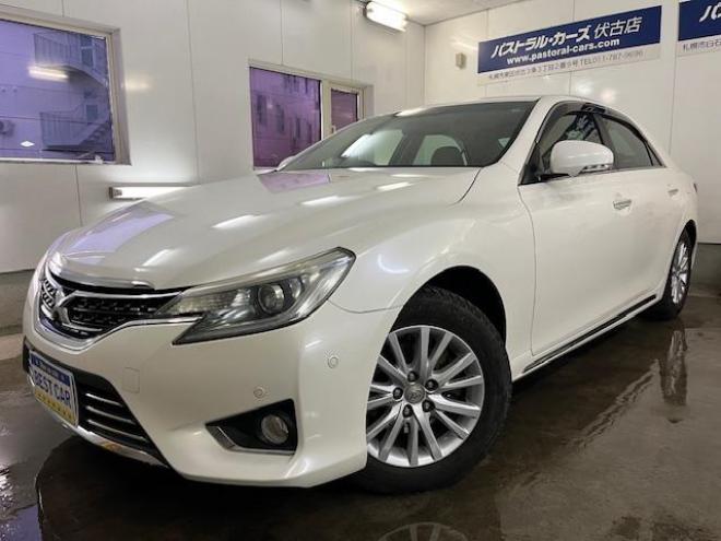 マークXプレミアム　Ｆｏｕｒ　本州仕入　寒冷地仕様　禁煙車　純正ハーフレザーシート　純正１６インチＡＷ　社外１６ＡＷ＋スタッドレスタイヤ付　純正ナビ　地デジ　Ｂｌｕｅｔｏｏｔｈオーディオ　バック＆サイドカメラ　パークアシスト 4WD 2500 4Dr