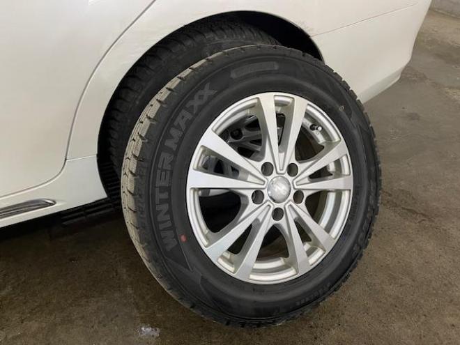 マークXプレミアム　Ｆｏｕｒ　本州仕入　寒冷地仕様　禁煙車　純正ハーフレザーシート　純正１６インチＡＷ　社外１６ＡＷ＋スタッドレスタイヤ付　純正ナビ　地デジ　Ｂｌｕｅｔｏｏｔｈオーディオ　バック＆サイドカメラ　パークアシスト 4WD 2500 4Dr