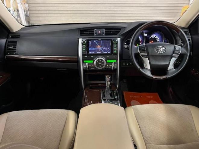 マークXプレミアム　Ｆｏｕｒ　本州仕入　寒冷地仕様　禁煙車　純正ハーフレザーシート　純正１６インチＡＷ　社外１６ＡＷ＋スタッドレスタイヤ付　純正ナビ　地デジ　Ｂｌｕｅｔｏｏｔｈオーディオ　バック＆サイドカメラ　パークアシスト 4WD 2500 4Dr