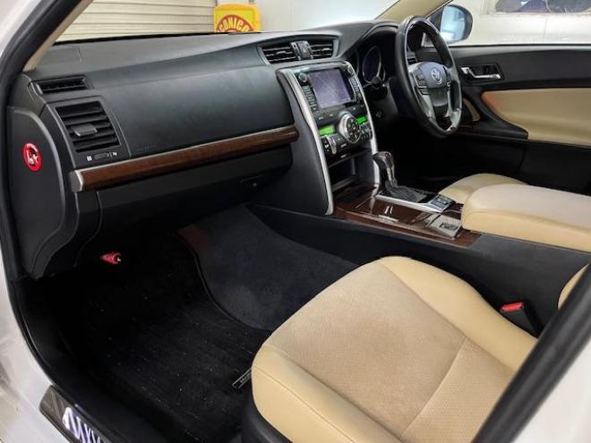 マークXプレミアム　Ｆｏｕｒ　本州仕入　寒冷地仕様　禁煙車　純正ハーフレザーシート　純正１６インチＡＷ　社外１６ＡＷ＋スタッドレスタイヤ付　純正ナビ　地デジ　Ｂｌｕｅｔｏｏｔｈオーディオ　バック＆サイドカメラ　パークアシスト 4WD 2500 4Dr