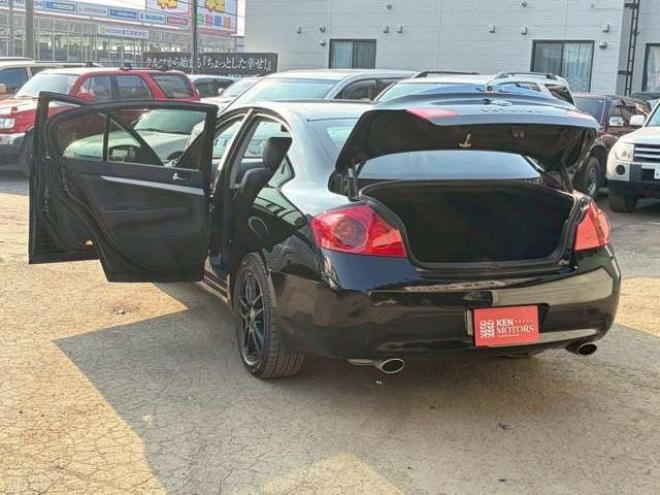 スカイライン2.5 250GT FOUR 4WD　ドライブレコーダー　ETC　パワステ　パワーウィンドウ　ナビ　電動シート　寒冷地仕様　アルミホイール　エアコン　盗難防止装置　キーレスエントリー　ABS　横滑り防止装置 2500