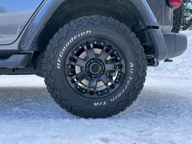 ラングラーアンリミテッド サハラ 3.6L 4WD　グラナイトグレー　エアコン　クルコン　パワステ　パワーウィンドウ　フロントカメラ　バックカメラ　キーレスエントリー　アルミホイール　ABS　横滑り防止装置　盗難防止装置　フルセグTV 正規輸入車 3600