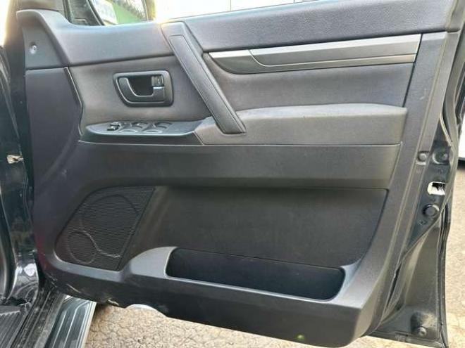 パジェロ3.2 ロング GR ディーゼルターボ 4WD　リフトアップ(ジャオス)　パワステ　パワーウィンドウ　社外ナビ　バックカメラ　純正アルミホイール　ETC　シートヒーター　3列シート　横滑り防止装置　盗難防止装置　ABS　キーレスエントリー 3200