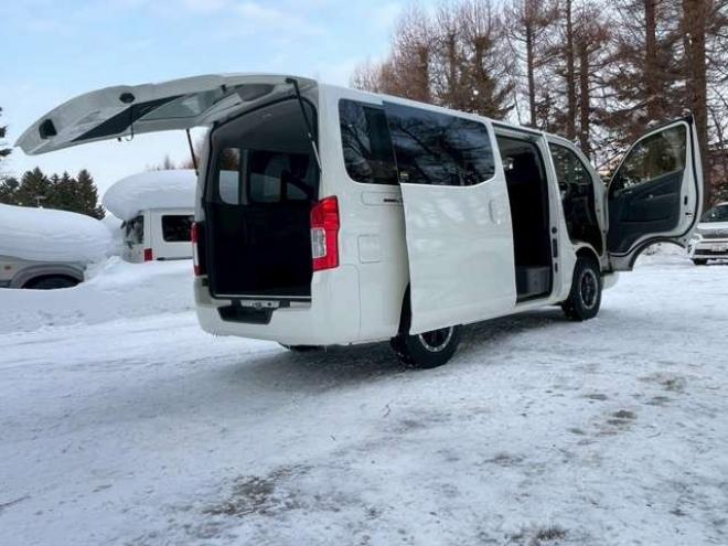 キャラバンNV350 2.5 プレミアムGX ロングボディ ディーゼルターボ 4WD　ベッドキット　スマートキー　キーレスエントリー　パワステ　パワーウィンドウ　ABS　ETC　エアコン　盗難防止装置　両側スライドドア 2500