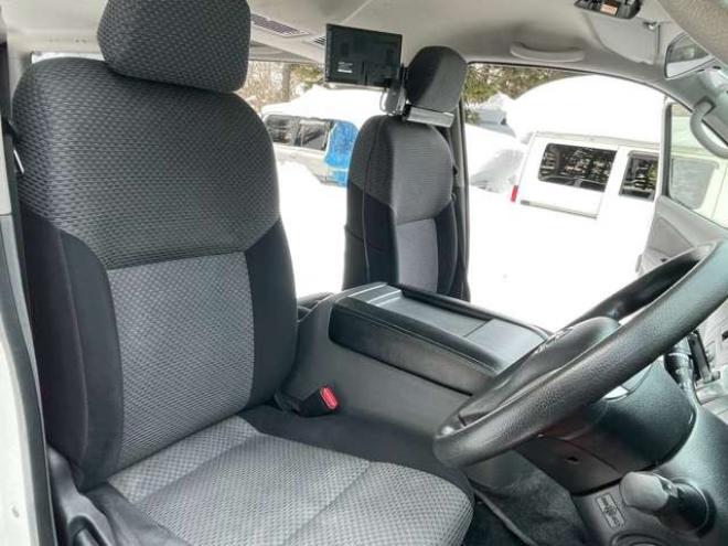 キャラバンNV350 2.5 プレミアムGX ロングボディ ディーゼルターボ 4WD　ベッドキット　スマートキー　キーレスエントリー　パワステ　パワーウィンドウ　ABS　ETC　エアコン　盗難防止装置　両側スライドドア 2500