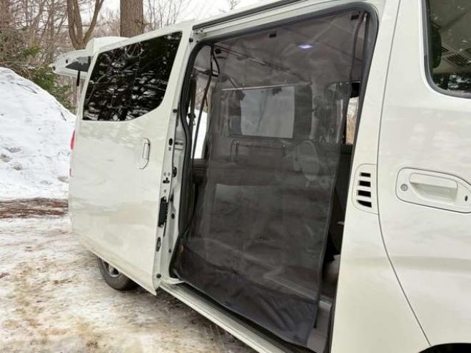 キャラバンNV350 2.5 プレミアムGX ロングボディ ディーゼルターボ 4WD　ベッドキット　カーテン　フロントスポイラー　グリルカバー　ルーフスポイラー　リアヒーター　社外ナビ　左側電動スライドドア　社外アルミホイール　ETC　バックカメラ　パワステ　パワーウィンドウ　キーレス 2500