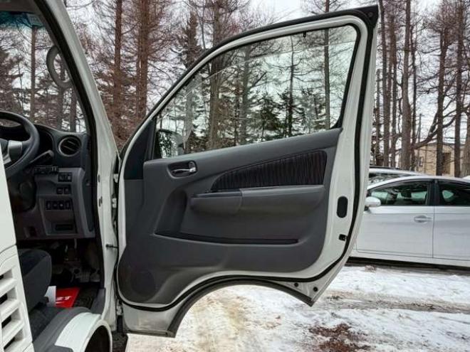キャラバンNV350 2.5 プレミアムGX ロングボディ ディーゼルターボ 4WD　ベッドキット　カーテン　フロントスポイラー　グリルカバー　ルーフスポイラー　リアヒーター　社外ナビ　左側電動スライドドア　社外アルミホイール　ETC　バックカメラ　パワステ　パワーウィンドウ　キーレス 2500