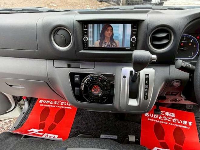 キャラバンNV350 2.5 プレミアムGX ロングボディ ディーゼルターボ 4WD　ベッドキット　カーテン　フロントスポイラー　グリルカバー　ルーフスポイラー　リアヒーター　社外ナビ　左側電動スライドドア　社外アルミホイール　ETC　バックカメラ　パワステ　パワーウィンドウ　キーレス 2500