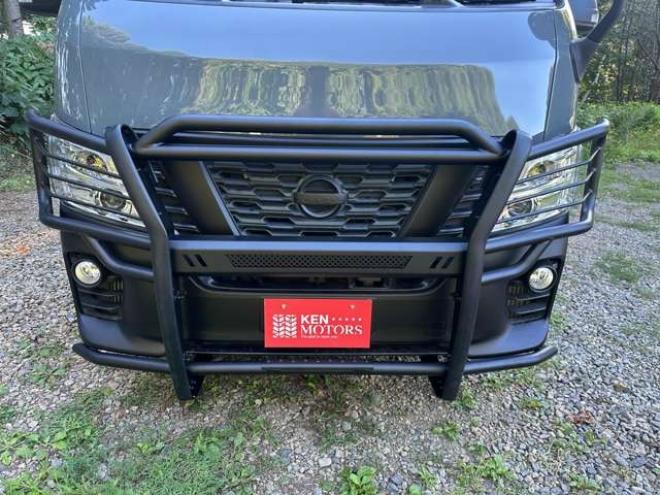 キャラバンNV350 2.5 プレミアムGX ロングボディ ディーゼルターボ 4WD　ABS　衝突軽減ブレーキ　横滑防止装置　盗難防止装置　エアコン　パワステ　パワーウィンドウ　キーレス　片側スライドドア　フォグランプ　ETC　エアバッグ　オリジナル全塗装アンビルグレー　フロントグリル 2500