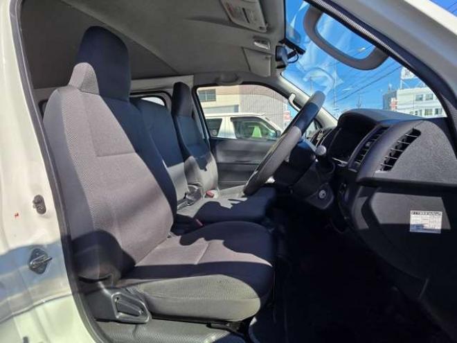 レジアスエース3.0 DX ロングボディ ディーゼルターボ 4WD　寒冷地仕様　リアヒーター　キーレス　マルチユースシートバックコンソール　フロントアンダーミラー　電動格納ミラー　パワーヒート　デイライト　純正オーディオ　FM/AM　AUX　バックカメラ 3000