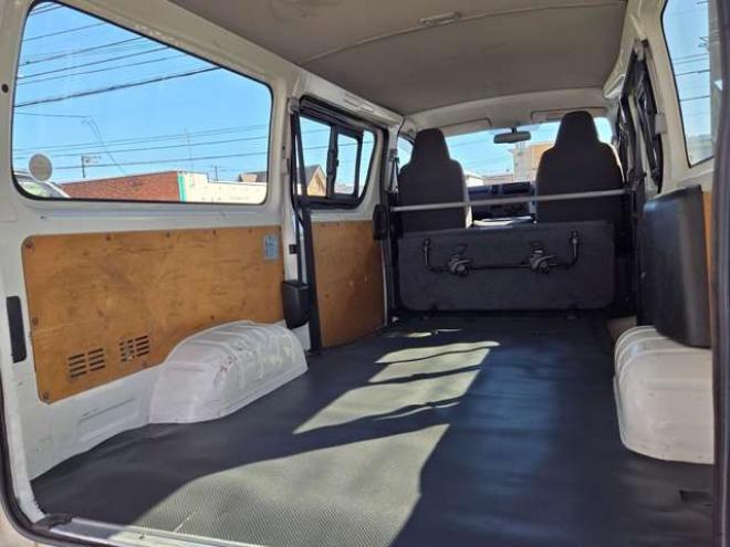 レジアスエース3.0 DX ロングボディ ディーゼルターボ 4WD　寒冷地仕様　リアヒーター　キーレス　マルチユースシートバックコンソール　フロントアンダーミラー　電動格納ミラー　パワーヒート　デイライト　純正オーディオ　FM/AM　AUX　バックカメラ 3000