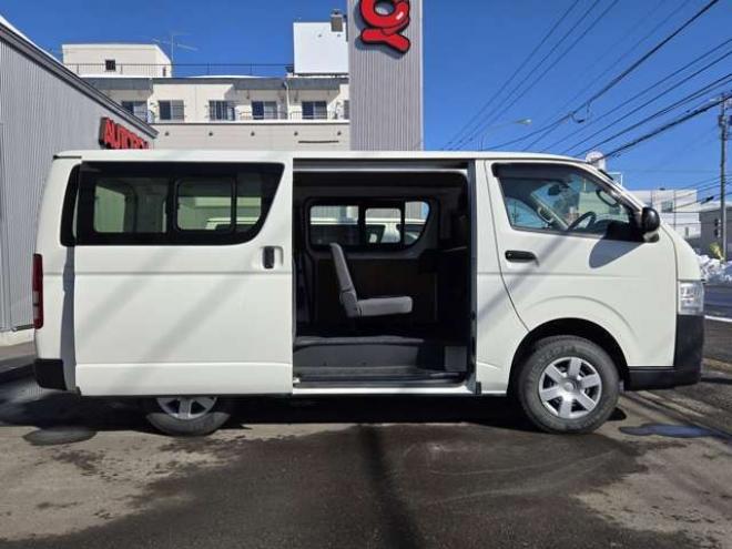 レジアスエース3.0 DX ロングボディ ディーゼルターボ 4WD　寒冷地仕様　リアヒーター　キーレス　マルチユースシートバックコンソール　フロントアンダーミラー　電動格納ミラー　パワーヒート　デイライト　純正オーディオ　FM/AM　AUX　バックカメラ 3000