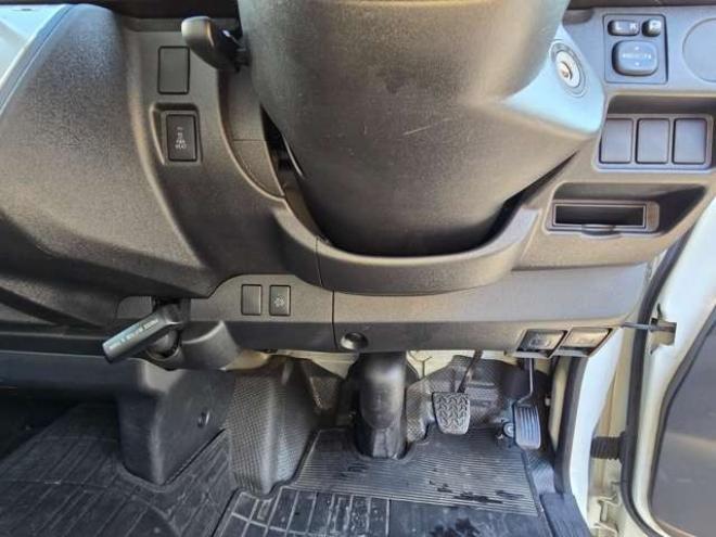 レジアスエース3.0 DX ロングボディ ディーゼルターボ 4WD　寒冷地仕様　リアヒーター　キーレス　マルチユースシートバックコンソール　フロントアンダーミラー　電動格納ミラー　パワーヒート　デイライト　純正オーディオ　FM/AM　AUX　バックカメラ 3000