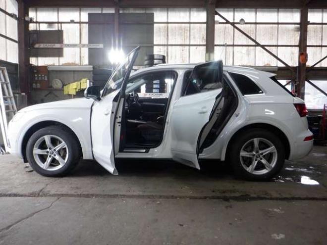 アウディQ5 2.0 TFSI クワトロ スポーツ ラグジュアリーパッケージ 4WD　茶革・ナビ・TV・B/T・F/S/Bカメラ・マトリクスLED・ヴァーチャルコックピット・電動リアゲート・シートヒーター・ACC・パワーシート・ETC・エアサス 正規輸入車 2000