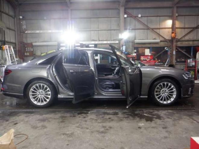 アウディA8 55 TFSI クワトロ 4WD　本州仕入・ナビ・TV・B/T・サンルーフ・黒革・360°カメラ・LEDヘッドライト・後席リモート・BANG&OLUSENサウンド・電動トランク・全席電動シート・全席パワークロージングドア・ヘッドアップディスプレイ 3000