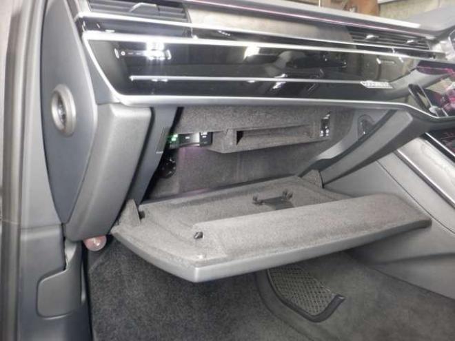 アウディA8 55 TFSI クワトロ 4WD　本州仕入・ナビ・TV・B/T・サンルーフ・黒革・360°カメラ・LEDヘッドライト・後席リモート・BANG&OLUSENサウンド・電動トランク・全席電動シート・全席パワークロージングドア・ヘッドアップディスプレイ 3000