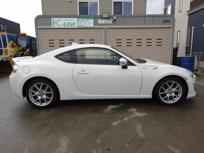 86GT　ワンオーナー　社外ケンウッドナビ・TV・バックカメラ・Bluetooth　ETC　 オートライト機能　パドルシフト　マニュアルモード付きAT　プッシュスタート　スマートキー　VSC　カタログ燃費JC08モード11.8㎞/L　社外17インチホイール＆夏タイヤ　純正17インチホイール＆冬タイヤ　 2000　2Dr