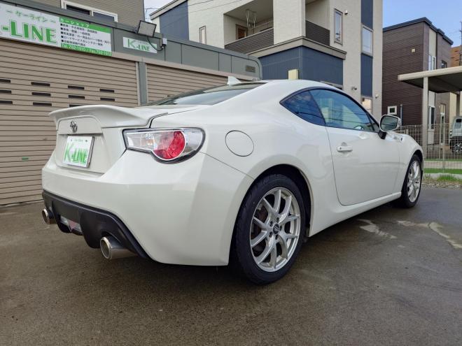 86GT　ワンオーナー　社外ケンウッドナビ・TV・バックカメラ・Bluetooth　ETC　 オートライト機能　パドルシフト　マニュアルモード付きAT　プッシュスタート　スマートキー　VSC　カタログ燃費JC08モード11.8㎞/L　社外17インチホイール＆夏タイヤ　純正17インチホイール＆冬タイヤ　 2000　2Dr