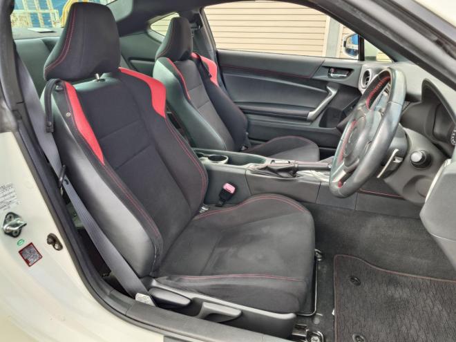 86GT　ワンオーナー　社外ケンウッドナビ・TV・バックカメラ・Bluetooth　ETC　 オートライト機能　パドルシフト　マニュアルモード付きAT　プッシュスタート　スマートキー　VSC　カタログ燃費JC08モード11.8㎞/L　社外17インチホイール＆夏タイヤ　純正17インチホイール＆冬タイヤ　 2000　2Dr