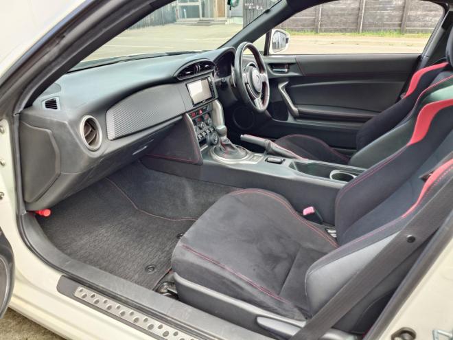 86GT　ワンオーナー　社外ケンウッドナビ・TV・バックカメラ・Bluetooth　ETC　 オートライト機能　パドルシフト　マニュアルモード付きAT　プッシュスタート　スマートキー　VSC　カタログ燃費JC08モード11.8㎞/L　社外17インチホイール＆夏タイヤ　純正17インチホイール＆冬タイヤ　 2000　2Dr