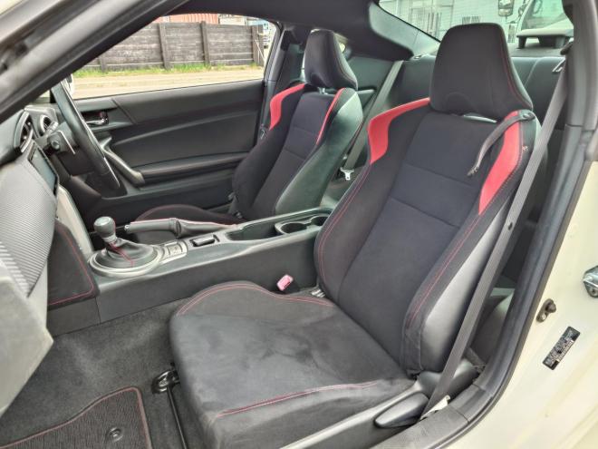 86GT　ワンオーナー　社外ケンウッドナビ・TV・バックカメラ・Bluetooth　ETC　 オートライト機能　パドルシフト　マニュアルモード付きAT　プッシュスタート　スマートキー　VSC　カタログ燃費JC08モード11.8㎞/L　社外17インチホイール＆夏タイヤ　純正17インチホイール＆冬タイヤ　 2000　2Dr