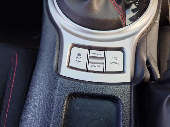 86GT　ワンオーナー　社外ケンウッドナビ・TV・バックカメラ・Bluetooth　ETC　 オートライト機能　パドルシフト　マニュアルモード付きAT　プッシュスタート　スマートキー　VSC　カタログ燃費JC08モード11.8㎞/L　社外17インチホイール＆夏タイヤ　純正17インチホイール＆冬タイヤ　 2000　2Dr