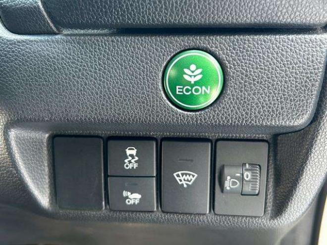 フィット1.5 ハイブリッド Fパッケージ 4WD　バックカメラ　ナビ　オートエアコン　　　キーレス　メンテナンスノート　取り扱い説明書　ETC　オーディオ 1500