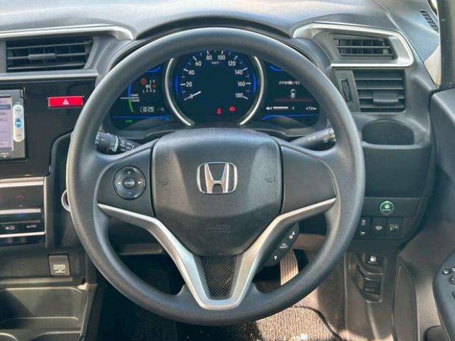 フィット1.5 ハイブリッド Fパッケージ 4WD　バックカメラ　ナビ　オートエアコン　　　キーレス　メンテナンスノート　取り扱い説明書　ETC　オーディオ 1500