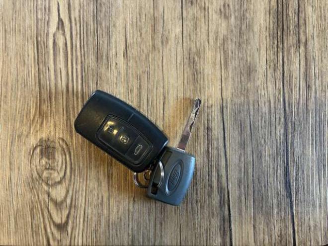 フォードクーガ タイタニアム 4WD　 2500