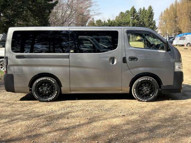 キャラバンNV350 2.5 クールバン DX ロングボディ ディーゼルターボ 4WD　エンジンスターター　革調シートカバー　ETC　社外ハンドル　社外テール　ベッドキット　パワステ　パワーウィンドウ　社外ナビ　社外アルミホイール　両側スライドドア 2500