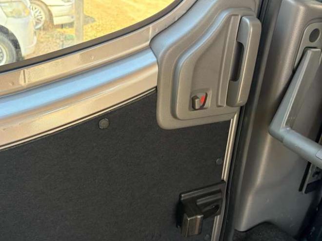 キャラバンNV350 2.5 クールバン DX ロングボディ ディーゼルターボ 4WD　エンジンスターター　革調シートカバー　ETC　社外ハンドル　社外テール　ベッドキット　パワステ　パワーウィンドウ　社外ナビ　社外アルミホイール　両側スライドドア 2500