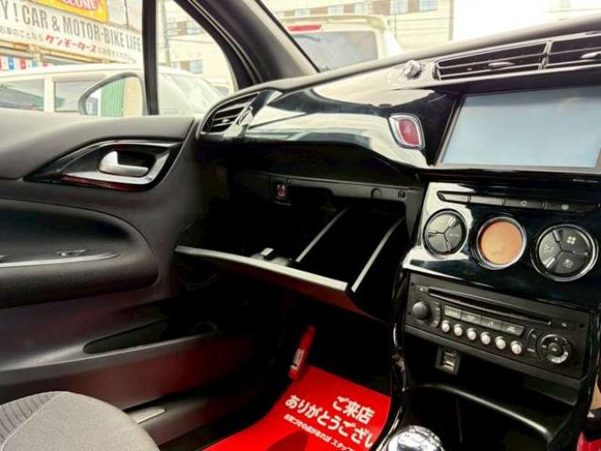 シトロエンDS3 シック　ETC　エアコン・クーラー　パワステ　パワーウィンドウ　キーレス　ABS 運転席エアバッグ　助手席エアバッグ　サイドエアバッグ　横滑り防止装置　社外ナビ　MTモード付 正規輸入車 2WD 1200