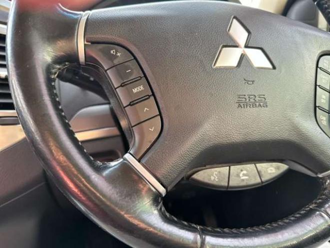 パジェロ3.2 ロング エクシード ディーゼルターボ 4WD　クルーズコントロール　パワステ　パワーウィンドウ　ABS　純正ナビ　バックカメラ　横滑り防止装置　盗難防止装置　純正アルミホイール 3200