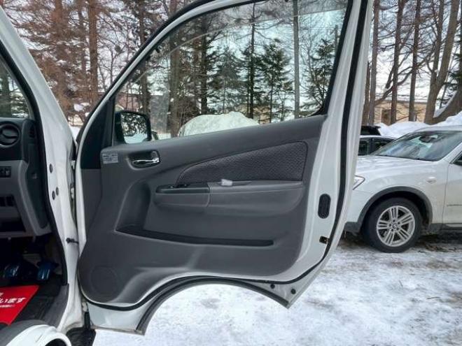 キャラバンNV350 2.5 プレミアムGX ロングボディ ディーゼルターボ 4WD　ベッドキット　スマートキー　キーレスエントリー　パワステ　パワーウィンドウ　ABS　ETC　エアコン　盗難防止装置　両側スライドドア 2500