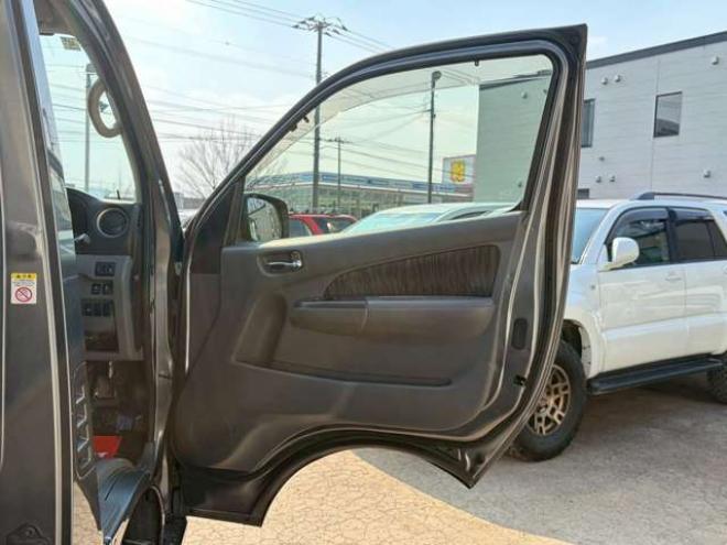 キャラバンNV350 2.5 プレミアムGX ロングボディ ディーゼルターボ 4WD　ヒッチメンバー　エンジンスターター　パワステ　パワーウィンドウ　純正ナビ　バックカメラ　ETC　社外アルミホイール　ABS　キーレスエントリー　ドライブレコーダー 2500