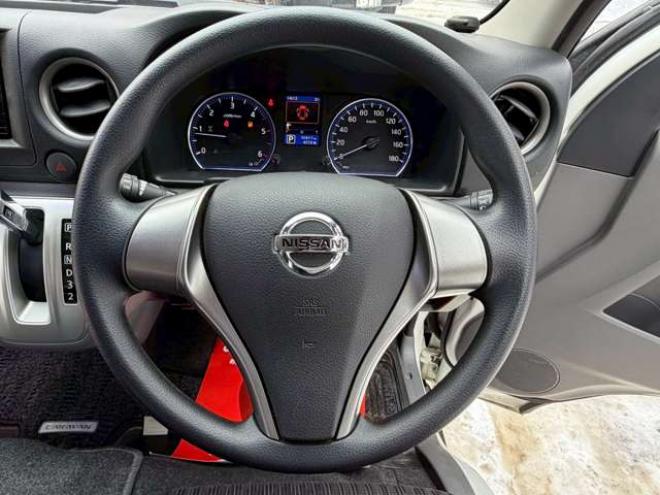キャラバンNV350 2.5 プレミアムGX ロングボディ ディーゼルターボ 4WD　ベッドキット　カーテン　フロントスポイラー　グリルカバー　ルーフスポイラー　リアヒーター　社外ナビ　左側電動スライドドア　社外アルミホイール　ETC　バックカメラ　パワステ　パワーウィンドウ　キーレス 2500