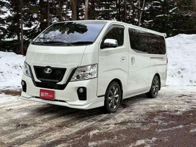 キャラバンNV350 2.5 プレミアムGX ロングボディ ディーゼルターボ 4WD　ベッドキット　カーテン　フロントスポイラー　グリルカバー　ルーフスポイラー　リアヒーター　社外ナビ　左側電動スライドドア　社外アルミホイール　ETC　バックカメラ　パワステ　パワーウィンドウ　キーレス 2500