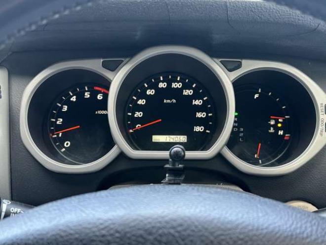 ハイラックスサーフ2.7 SSR-G 4WD　禁煙車　パワステ　パワーウィンドウ　ETC　社外ナビ　バックカメラ　キーレスエントリー　リフトアップ　エンジンスターター　寒冷地仕様　ABS　エアコン　盗難防止装置　社外アルミホイール 2700