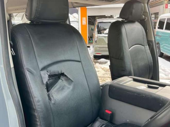 キャラバンNV350 2.5 プレミアムGX ロングボディ ディーゼルターボ 4WD　ABS　衝突軽減ブレーキ　横滑防止装置　盗難防止装置　エアコン　パワステ　パワーウィンドウ　キーレス　片側スライドドア　フォグランプ　ETC　エアバッグ　オリジナル全塗装アンビルグレー　フロントグリル 2500