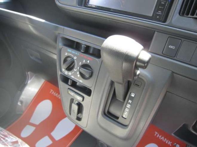 ハイゼットカーゴ デラックス SAIII ハイルーフ 4WD　道外仕入れ 後期型1オーナー  レーンキープアシスト　横滑り防止装置　衝突被害軽減ブレーキ　障害物センサー　ナビ&フルセグTV+Bカメラ キーレス  ドアバイザー Pガラス 記録簿 1年保証付 660