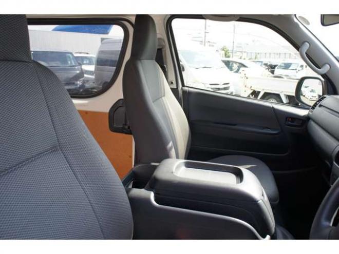 ハイエースバン2.8 DX ロング ディーゼルターボ 4WD　フロントシートセパレート仕様変更済　　　センターコンソール付　415COBRA丸目ライトキット&バッドラッカー16インチAW　415SAFARIフロントスポイラー　TOYOオープンカントリーR/T　電動格納ドアミラー 2800