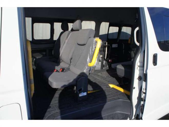 レジアスエース2.7 ウェルキャブ Bタイプ スーパーロング 4WD　ワンオーナー　純正メモリーナビTV　Bカメラ　車いす移動車　車いす2基固定装置付き　9人乗り　リア電動リフト　寒冷地仕様 福祉車両 2700