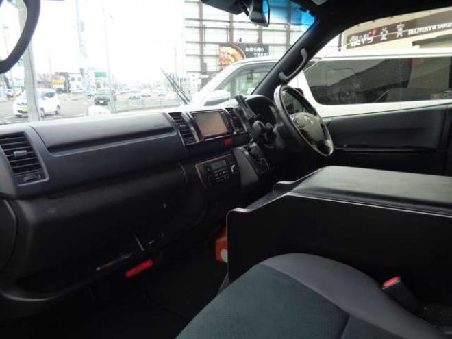 レジアスエース2.8 スーパーGL ダークプライムII ロングボディ ディーゼルターボ 4WD　415COBRA　S-6ボンネット&クリーンルック3Fリップ&ステージ2ルーフスポイラー&バッドラッカーSD-6　17インチAW　ヨコハマPARADA215/60R17　両側パワースライドドア　ETC　社外コンソールBOX　ベットキット 2800