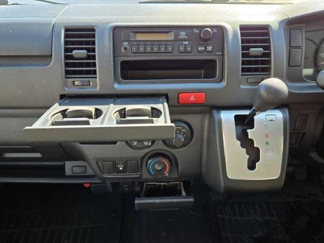 レジアスエース3.0 DX ロングボディ ディーゼルターボ 4WD　寒冷地仕様　リアヒーター　キーレス　マルチユースシートバックコンソール　フロントアンダーミラー　電動格納ミラー　パワーヒート　デイライト　純正オーディオ　FM/AM　AUX　バックカメラ 3000