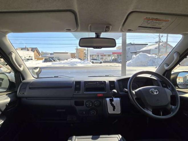 レジアスエース3.0 DX ロングボディ ディーゼルターボ 4WD　寒冷地仕様　リアヒーター　キーレス　マルチユースシートバックコンソール　フロントアンダーミラー　電動格納ミラー　パワーヒート　デイライト　純正オーディオ　FM/AM　AUX　バックカメラ 3000