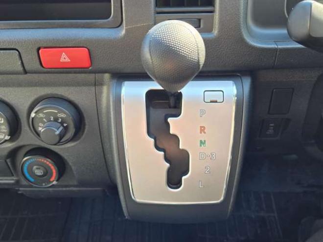 レジアスエース3.0 DX ロングボディ ディーゼルターボ 4WD　寒冷地仕様　リアヒーター　キーレス　マルチユースシートバックコンソール　フロントアンダーミラー　電動格納ミラー　パワーヒート　デイライト　純正オーディオ　FM/AM　AUX　バックカメラ 3000